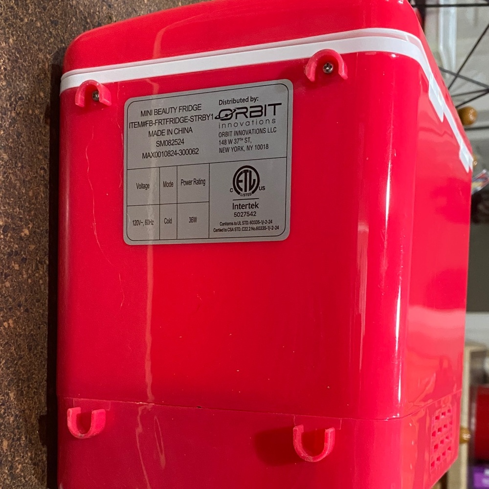 EUC Orbit innovations Cute Red Strawberry beauty Mini Fridge - Picture 5 of 6